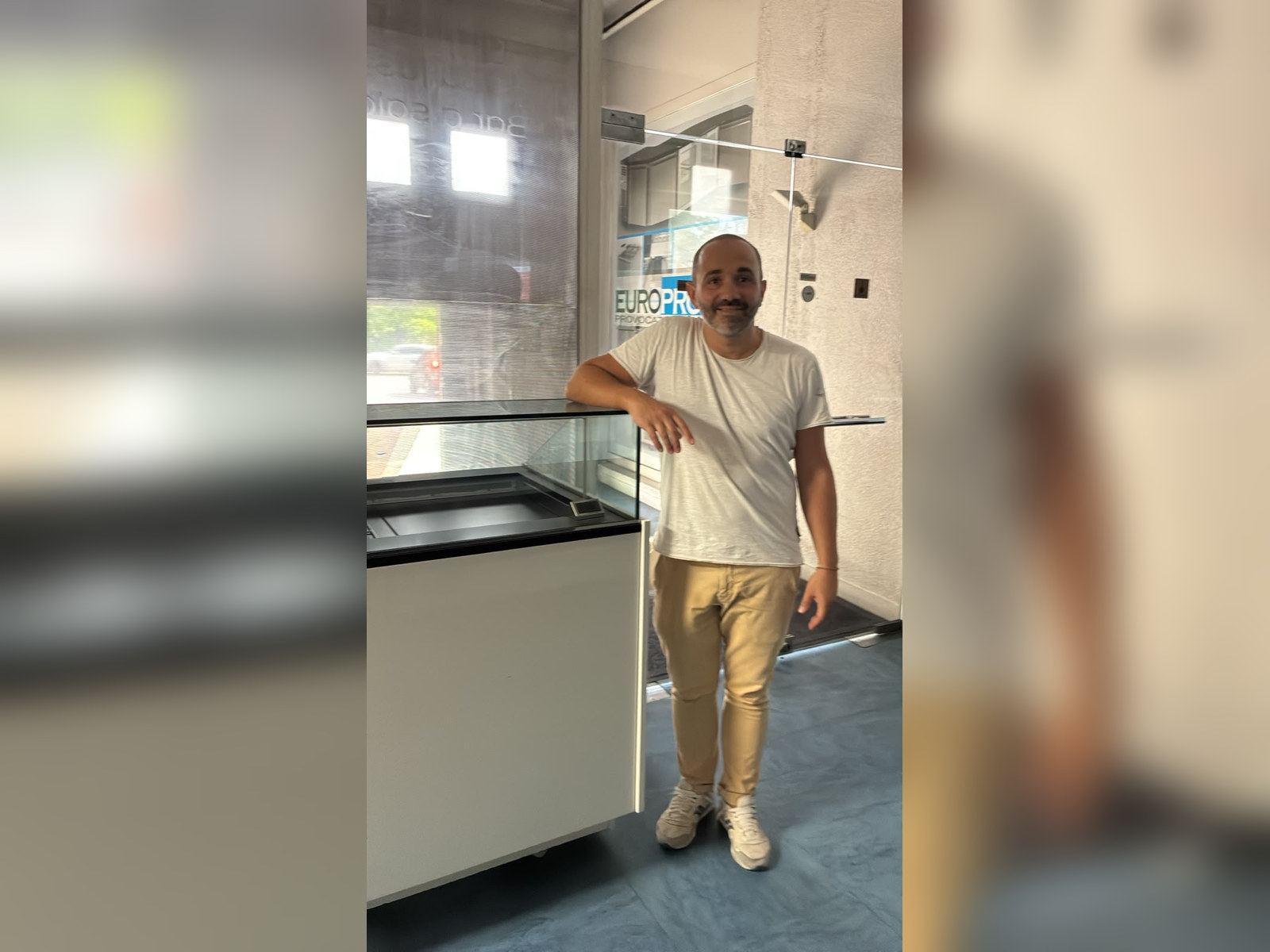 Le jour de l'ouverture, le client devant sa nouvelle vitrine