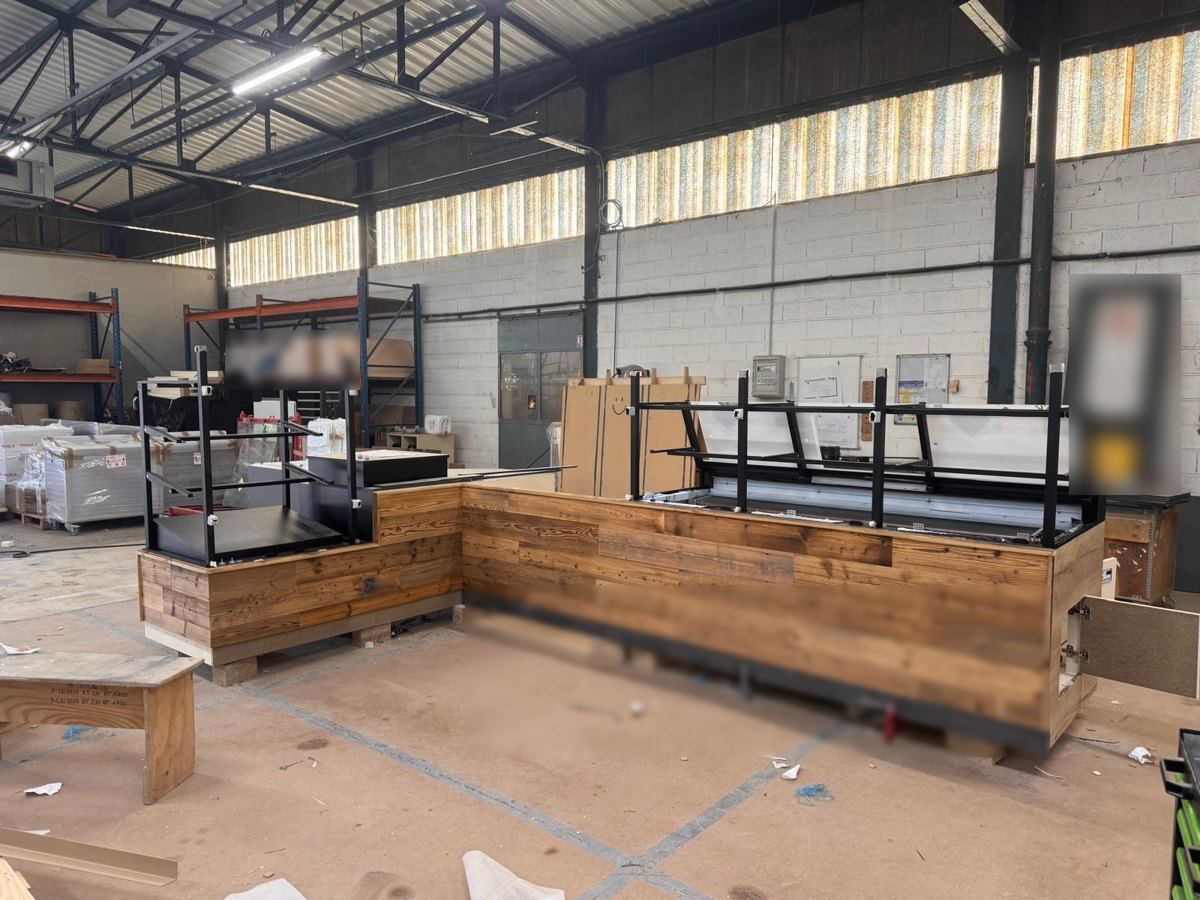 Comptoir en fabrication dans l'atelier M2AI