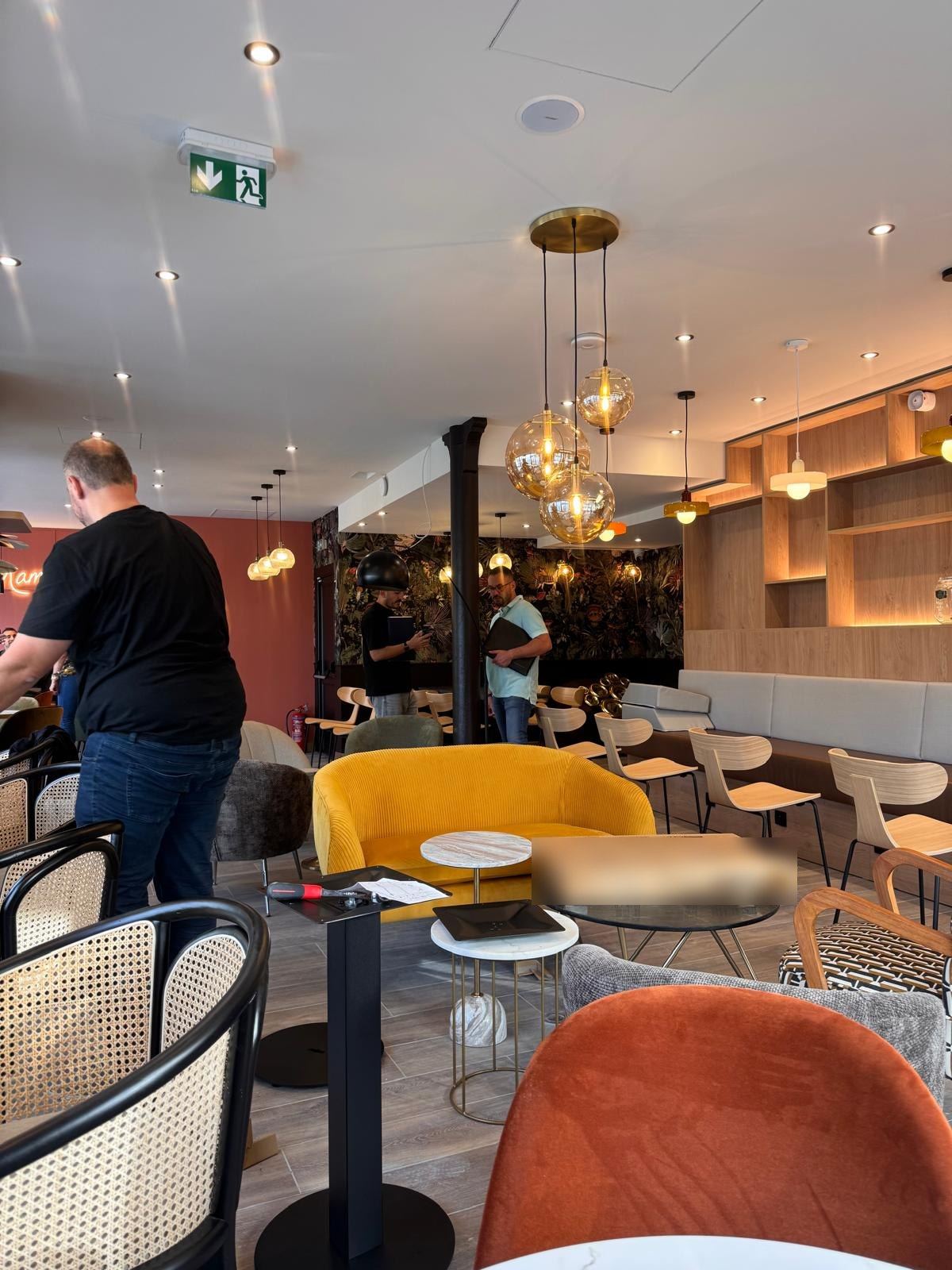 Salle et comptoir en bois réalisés sur mesure